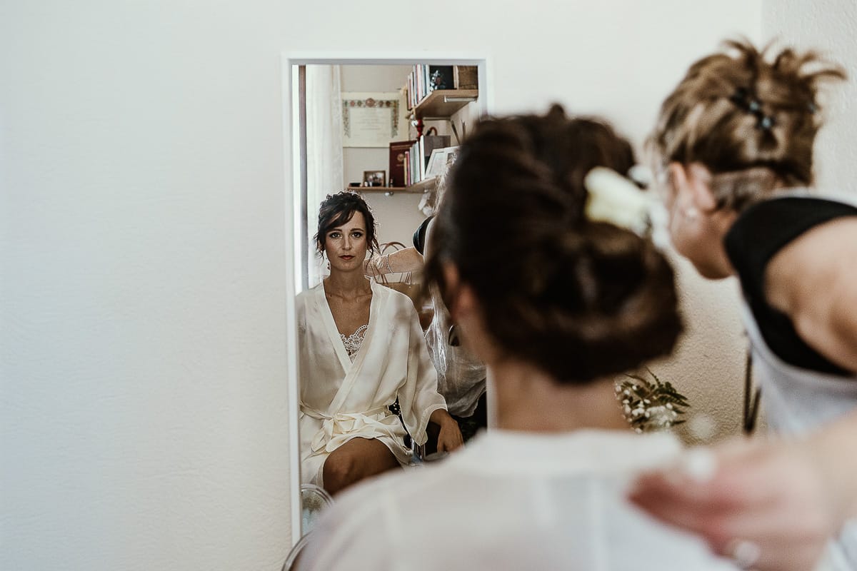 Fotografo matrimonio Torino. Matrimonio eco-consapevole a Cascina Ranverso. Preparazione della sposa a Chieri. Pettinatura della sposa. Sposa allo specchio