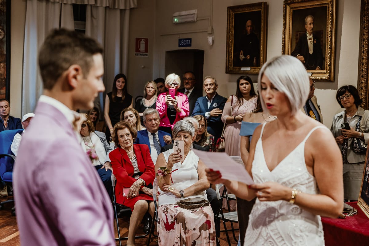 Matrimonio boho-chic da favola nel Monferrato. Fotografo matrimonio Monferrato. matrimonio a Molare (AL). cerimonia civile nel comune di Molare. Sposa legge le promesse.