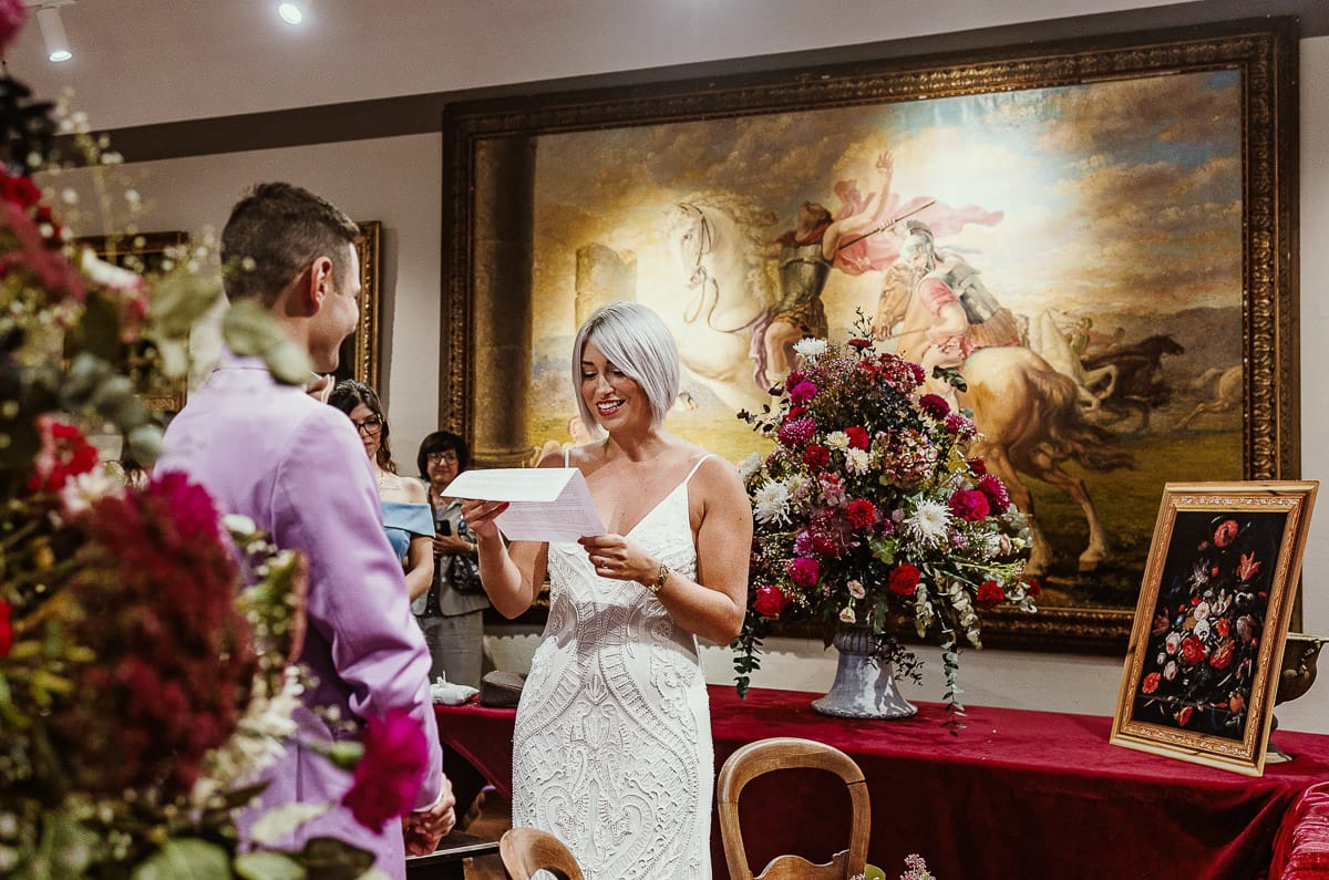 Matrimonio boho-chic da favola nel Monferrato. Fotografo matrimonio Monferrato. matrimonio a Molare (AL). cerimonia civile nel comune di Molare. Sposa legge le promesse.