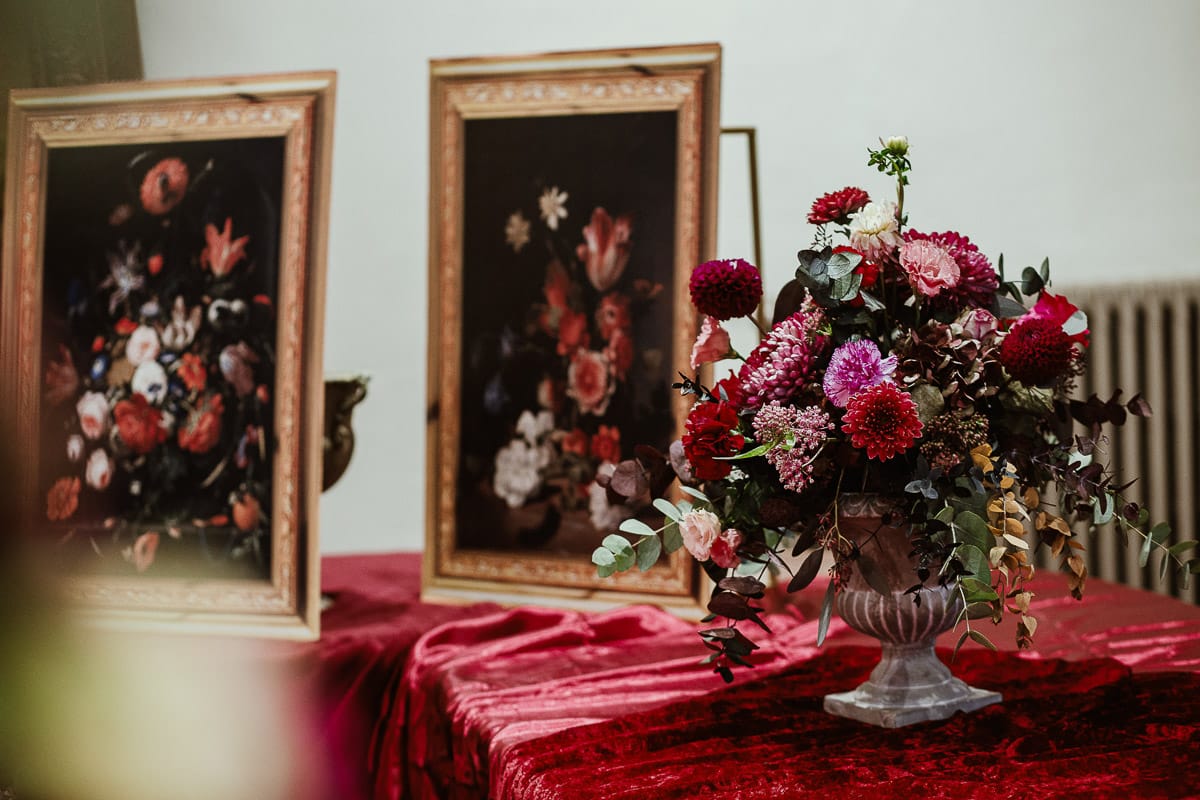 Matrimonio boho-chic da favola nel Monferrato. Fotografo matrimonio Monferrato. matrimonio a Molare (AL). cerimonia civile nel comune di Molare. Allestimenti floreali nel tema color borgogna.