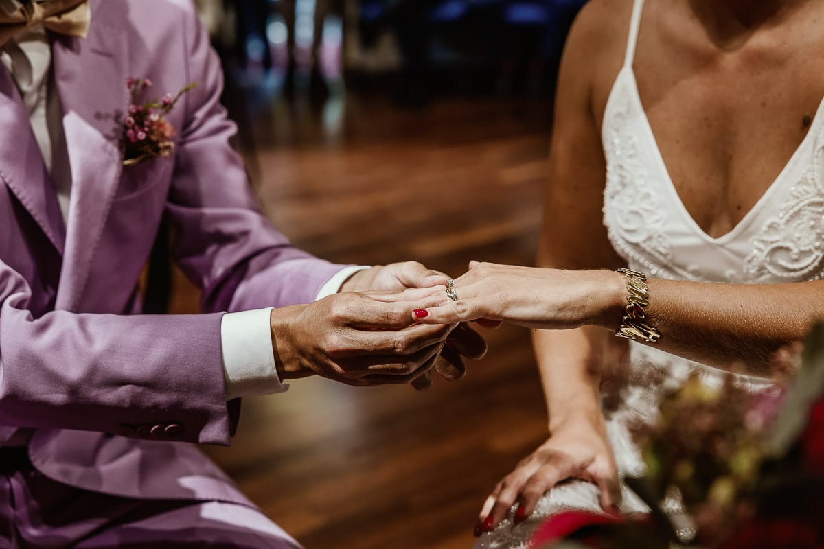 Matrimonio boho-chic da favola nel Monferrato. Fotografo matrimonio Monferrato. matrimonio a Molare (AL). cerimonia civile nel comune di Molare. Scambio degli anelli.