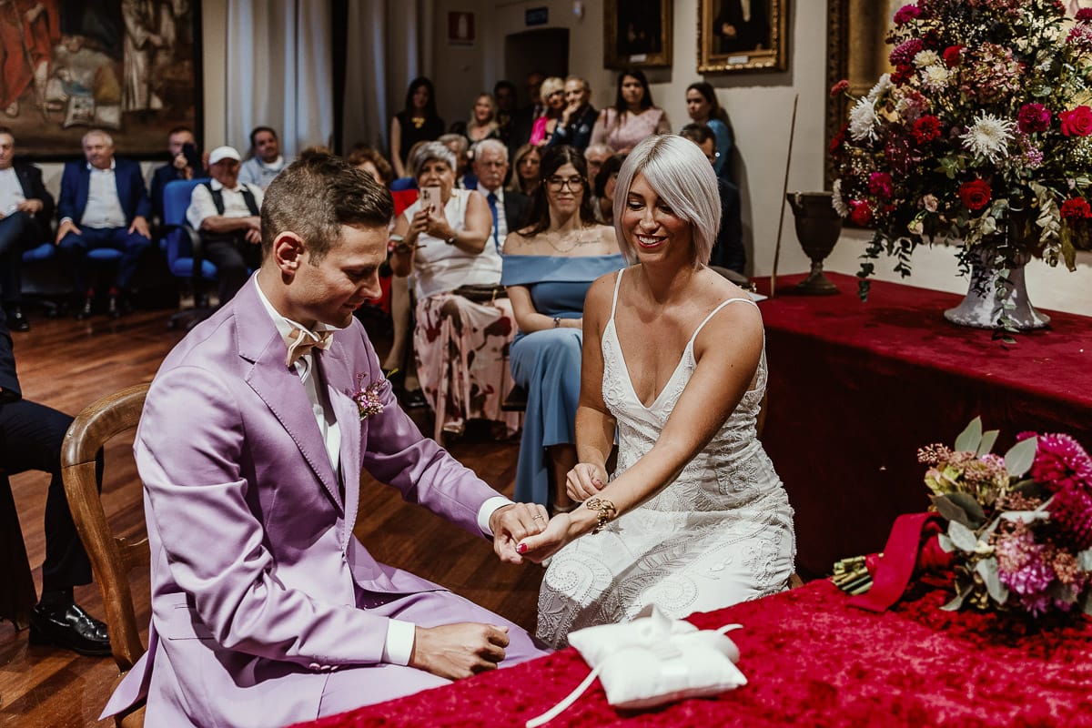 Matrimonio boho-chic da favola nel Monferrato. Fotografo matrimonio Monferrato. matrimonio a Molare (AL). cerimonia civile nel comune di Molare. Scambio degli anelli.