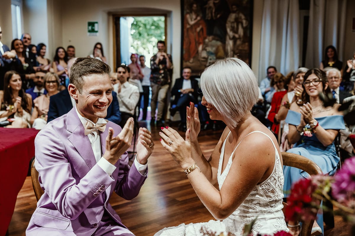 Matrimonio boho-chic da favola nel Monferrato. Fotografo matrimonio Monferrato. matrimonio a Molare (AL). cerimonia civile nel comune di Molare. Applausi