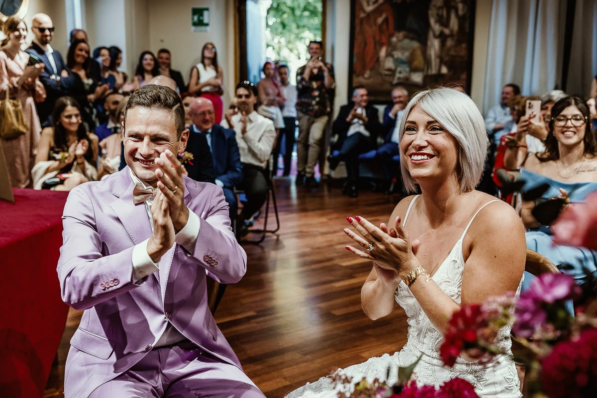 Matrimonio boho-chic da favola nel Monferrato. Fotografo matrimonio Monferrato. matrimonio a Molare (AL). cerimonia civile nel comune di Molare. Applausi