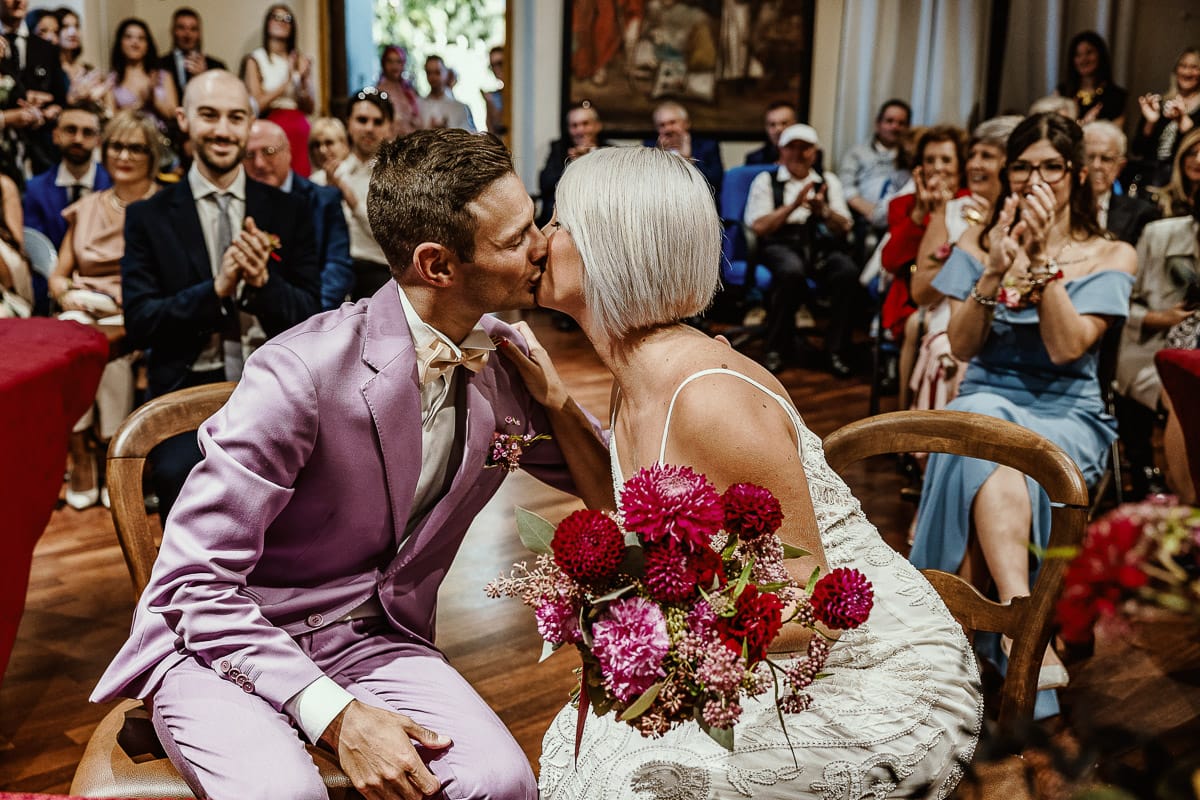 Matrimonio boho-chic da favola nel Monferrato. Fotografo matrimonio Monferrato. matrimonio a Molare (AL). cerimonia civile nel comune di Molare. Bacio.