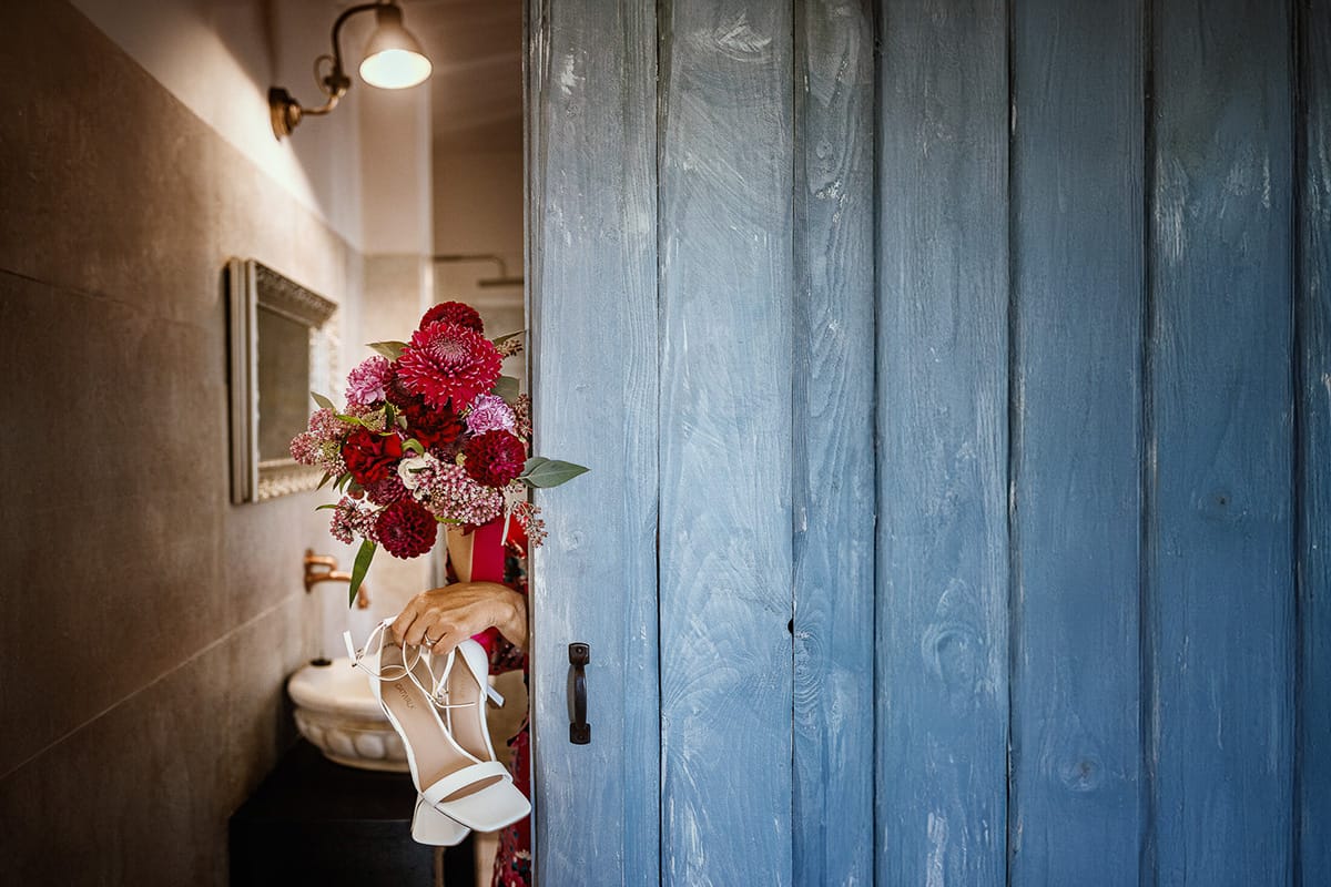Matrimonio boho-chic da favola nel Monferrato. Matrimonio a Molare. Agriturismo "A Modo Mio". Preparazione della sposa.. Scarpe e bpuquet in mano alla sposa.