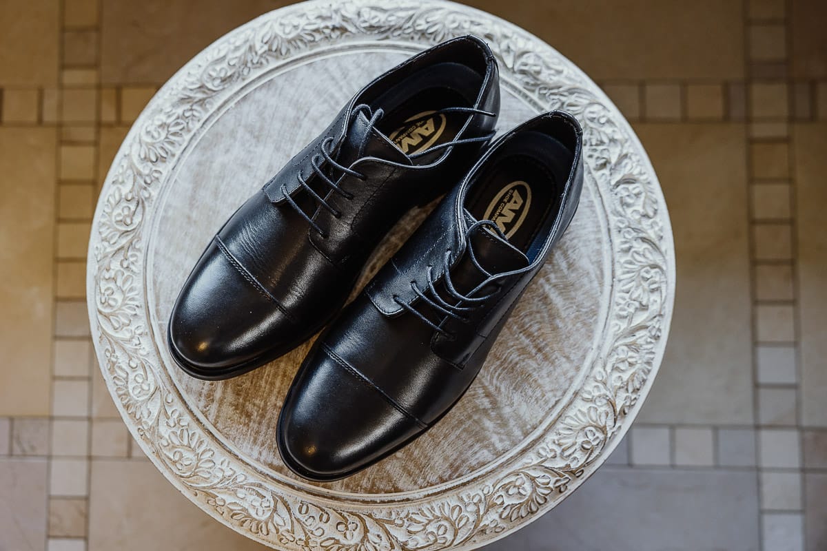 Matrimonio boho-chic da favola nel Monferrato. Matrimonio a Molare. Agriturismo "A Modo Mio". Preparazione dello sposo. Scarpe.