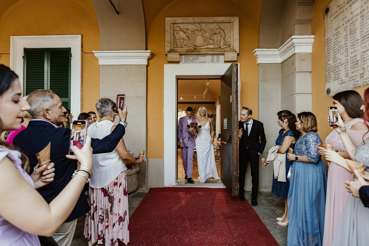 Matrimonio boho-chic da favola nel Monferrato. Fotografo matrimonio Monferrato. matrimonio a Molare (AL). cerimonia civile nel comune di Molare. Uscita degli sposi dal Municipio.