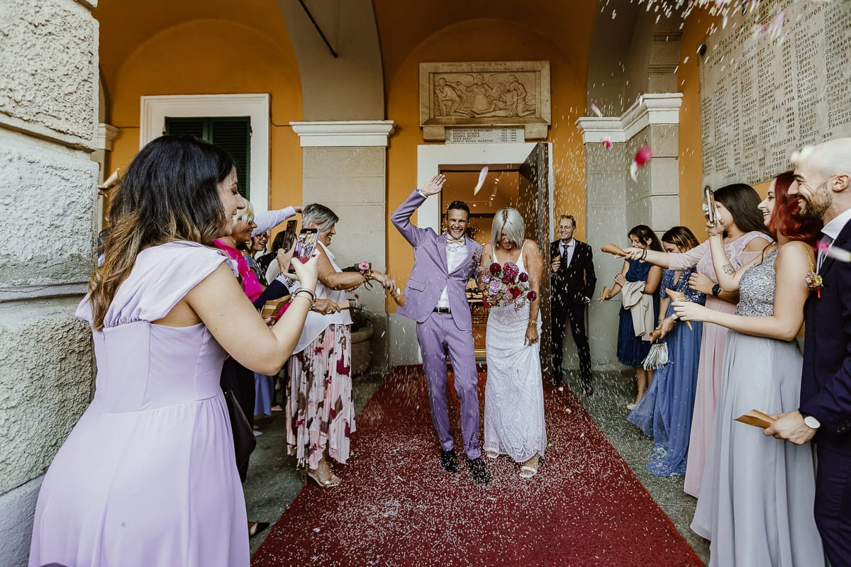 Matrimonio boho-chic da favola nel Monferrato. Fotografo matrimonio Monferrato. matrimonio a Molare (AL). cerimonia civile nel comune di Molare. Lancio del riso.