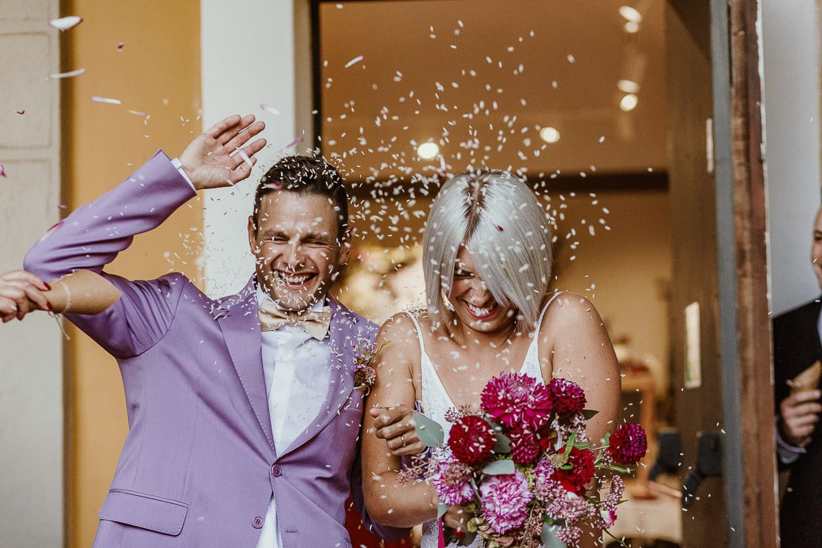 Matrimonio boho-chic da favola nel Monferrato. Fotografo matrimonio Monferrato. matrimonio a Molare (AL). cerimonia civile nel comune di Molare. Lancio del riso.