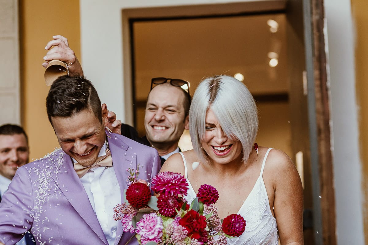 Matrimonio boho-chic da favola nel Monferrato. Fotografo matrimonio Monferrato. matrimonio a Molare (AL). cerimonia civile nel comune di Molare. Lancio del riso.