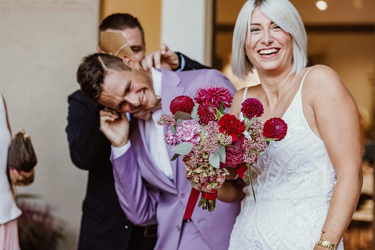 Matrimonio boho-chic da favola nel Monferrato. Fotografo matrimonio Monferrato. matrimonio a Molare (AL). cerimonia civile nel comune di Molare. Lancio del riso.