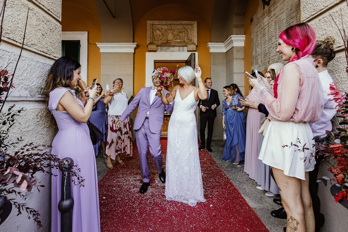 Matrimonio boho-chic da favola nel Monferrato. Fotografo matrimonio Monferrato. matrimonio a Molare (AL). cerimonia civile nel comune di Molare. Lancio del riso.