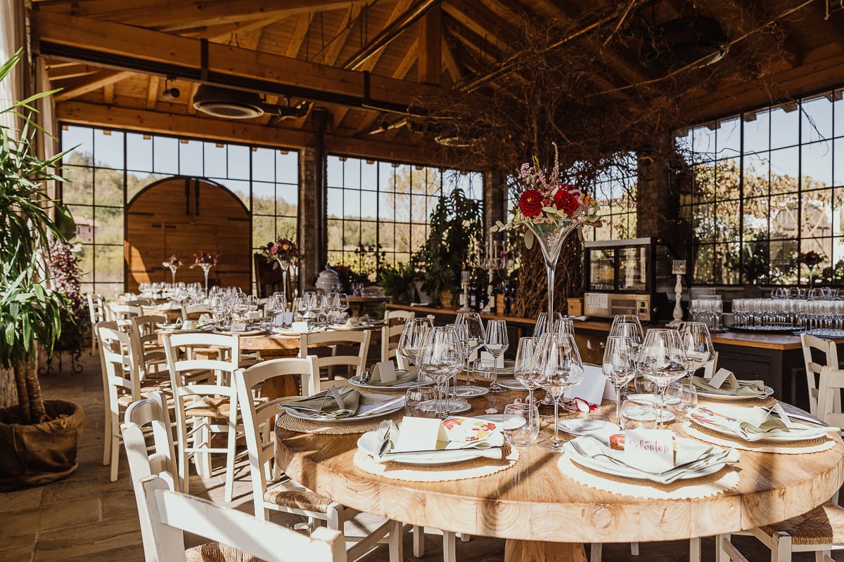 Matrimonio boho-chic da favola nel Monferrato. Matrimonio a Molare. Agriturismo "A Modo Mio" Sala ricevimento. Tavoli