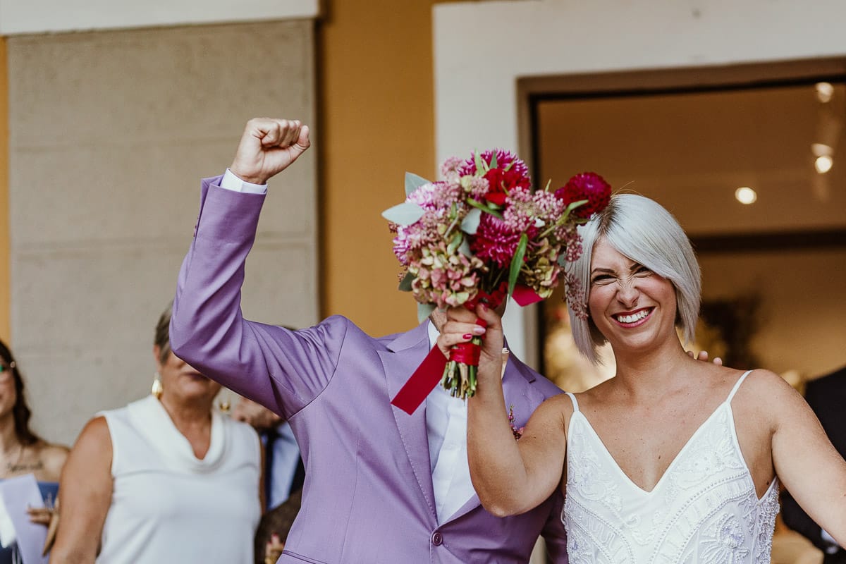 Matrimonio boho-chic da favola nel Monferrato. Fotografo matrimonio Monferrato. matrimonio a Molare (AL). cerimonia civile nel comune di Molare. Lancio del riso.
