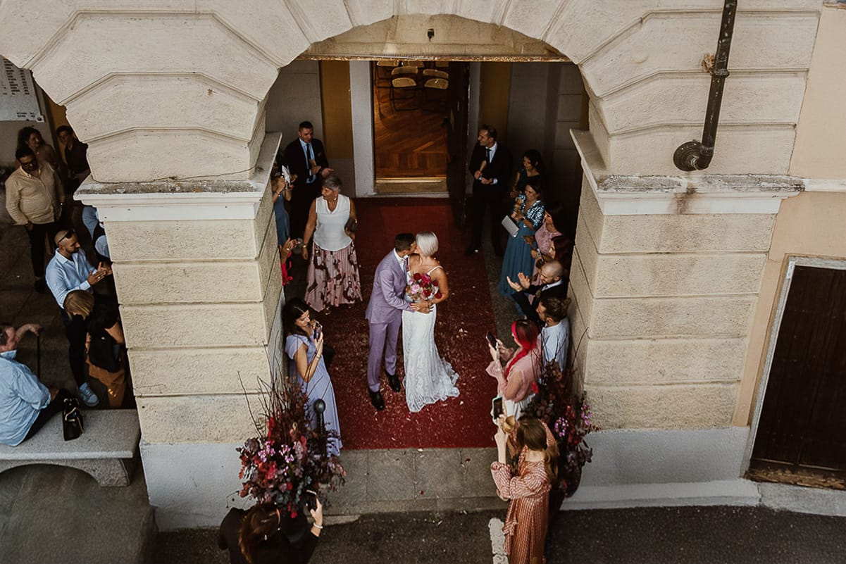 Matrimonio boho-chic da favola nel Monferrato. Fotografo matrimonio Monferrato. matrimonio a Molare (AL). cerimonia civile nel comune di Molare. Lancio del riso. Bacio. foto dal drone.