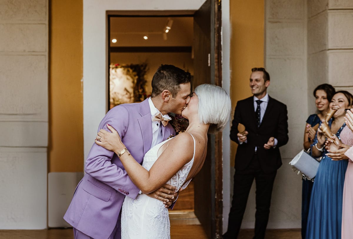 Matrimonio boho-chic da favola nel Monferrato. Fotografo matrimonio Monferrato. matrimonio a Molare (AL). cerimonia civile nel comune di Molare. Lancio del riso. bacio