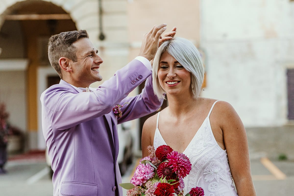 Matrimonio boho-chic da favola nel Monferrato. Fotografo matrimonio Monferrato. matrimonio a Molare (AL). cerimonia civile nel comune di Molare. Lancio del riso. sposo toglie il riso dai capelli della sposa.