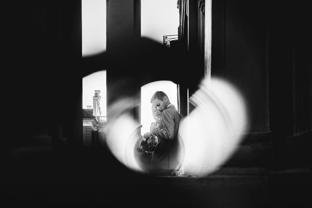 Matrimonio boho-chic da favola nel Monferrato. Fotografo matrimonio Monferrato. matrimonio a Molare (AL). Servizio fotografico di coppia degli sposi.Riflesso del sole. Bianco e nero