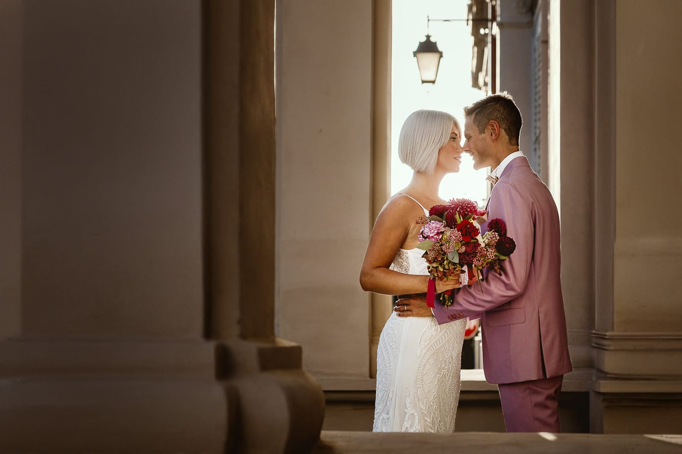 Matrimonio boho-chic da favola nel Monferrato. Fotografo matrimonio Monferrato. matrimonio a Molare (AL). Servizio fotografico di coppia degli sposi. Sposi uno di fronte all'anno sotto un portico