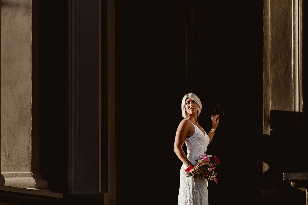 Matrimonio boho-chic da favola nel Monferrato. Fotografo matrimonio Monferrato. matrimonio a Molare (AL). Servizio fotografico di coppia degli sposi. Ritratto della sposa