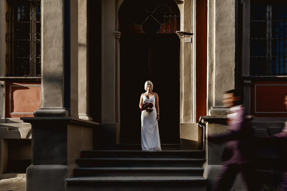 Matrimonio boho-chic da favola nel Monferrato. Fotografo matrimonio Monferrato. matrimonio a Molare (AL). Servizio fotografico di coppia degli sposi. Ritratto della sposa. sposo corre davanti a lei.