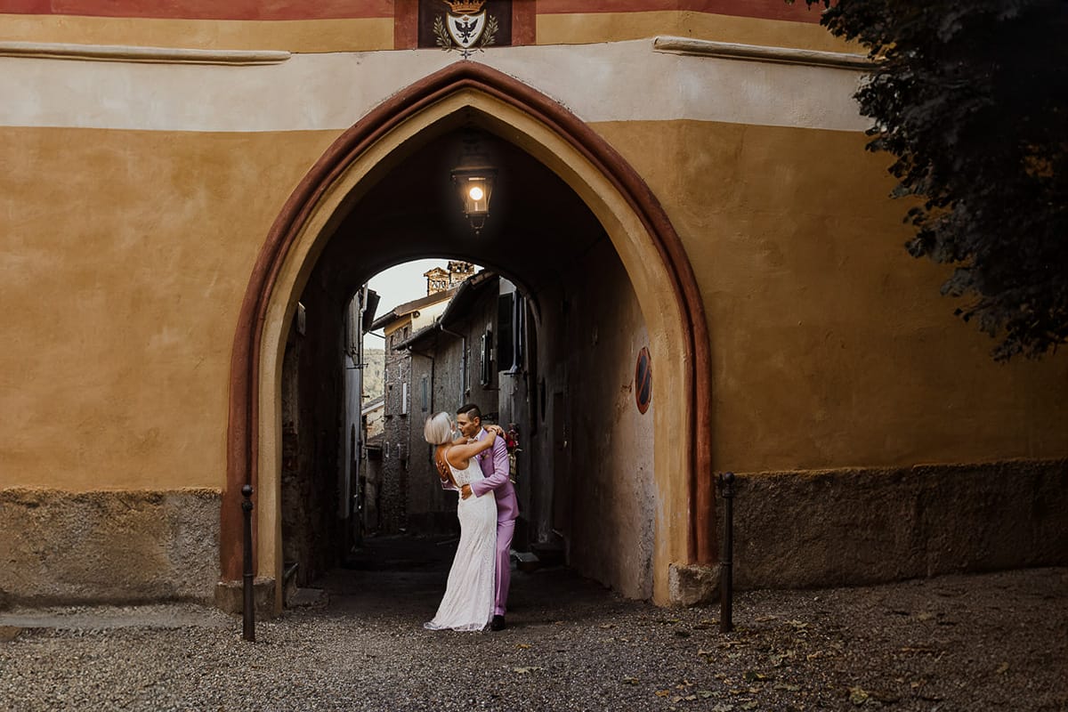 Matrimonio boho-chic da favola nel Monferrato. Fotografo matrimonio Monferrato. matrimonio a Molare (AL). Servizio fotografico di coppia degli sposi.