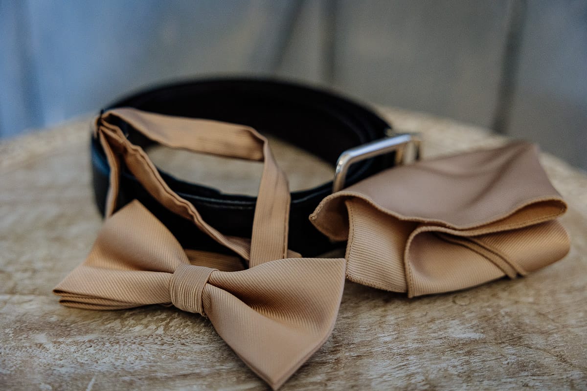 Matrimonio boho-chic da favola nel Monferrato. Matrimonio a Molare. Agriturismo "A Modo Mio". Preparazione dello sposo. Cintura papillon e pochette.