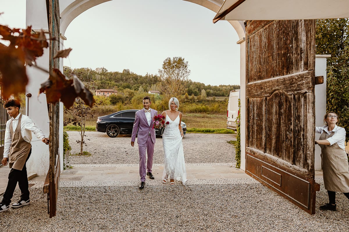Matrimonio boho-chic da favola nel Monferrato. Fotografo matrimonio Monferrato. Matrimonio a Molare. Agriturismo "A Modo Mio" Entrata degli sposi nell'agriturismo