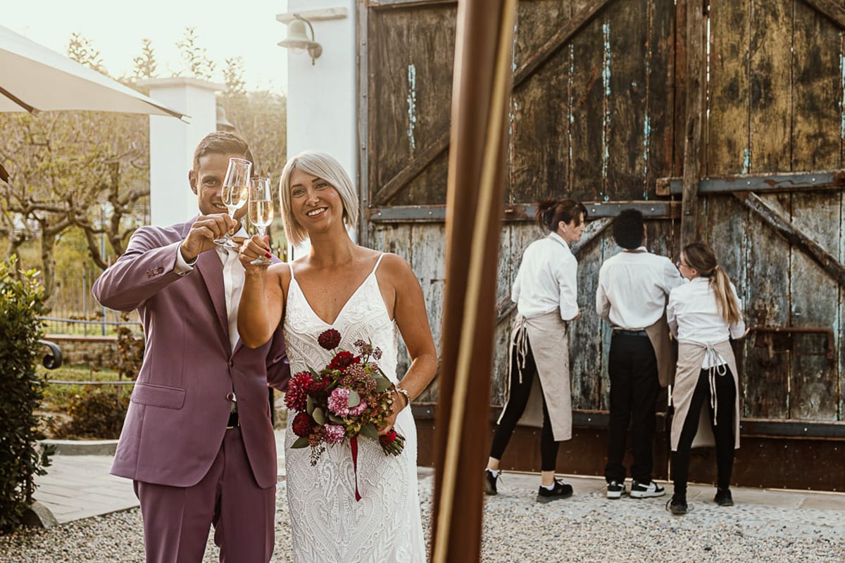 Matrimonio boho-chic da favola nel Monferrato. Fotografo matrimonio Monferrato. Matrimonio a Molare. Agriturismo "A Modo Mio" Brindisi degli sposi