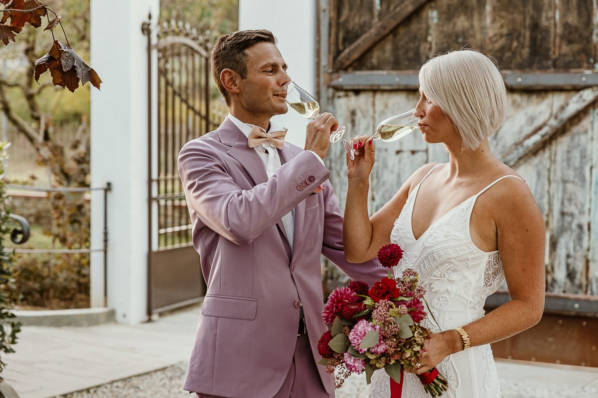 Matrimonio boho-chic da favola nel Monferrato. Fotografo matrimonio Monferrato. Matrimonio a Molare. Agriturismo "A Modo Mio" Aperitivo. Brindisi degli sposi.