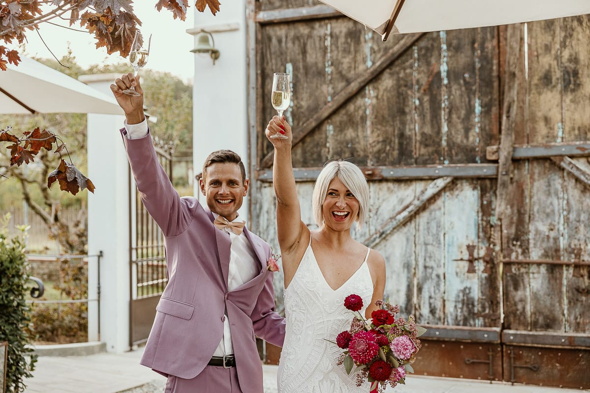 Matrimonio boho-chic da favola nel Monferrato. Fotografo matrimonio Monferrato. Matrimonio a Molare. Agriturismo "A Modo Mio" Aperitivo.Brindisi degli sposi.