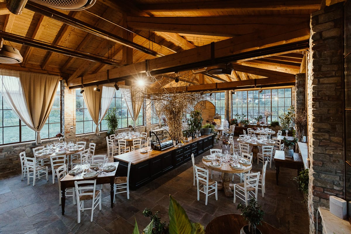 Matrimonio boho-chic da favola nel Monferrato. Fotografo matrimonio Monferrato. Matrimonio a Molare. Agriturismo "A Modo Mio" sala pronta per la cena