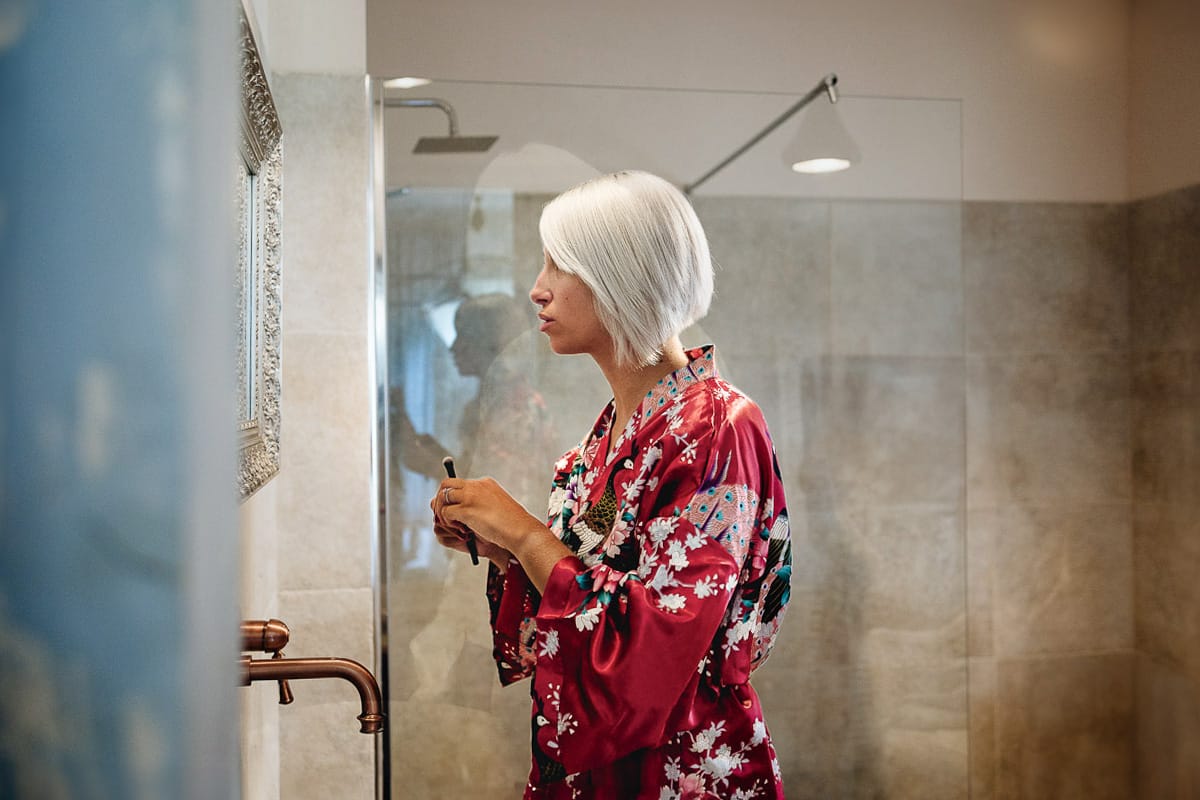 Matrimonio boho-chic da favola nel Monferrato. Matrimonio a Molare. Agriturismo "A Modo Mio". Preparazione della sposa.La sposa si trucca da sola in bagno.