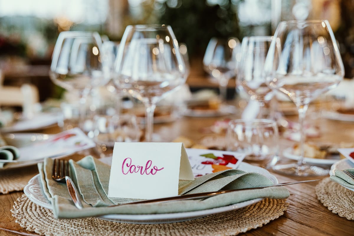 Matrimonio boho-chic da favola nel Monferrato. Fotografo matrimonio Monferrato. Matrimonio a Molare. Agriturismo "A Modo Mio" sala pronta per la cena. dettaglio di un posto tavola con segnaposto