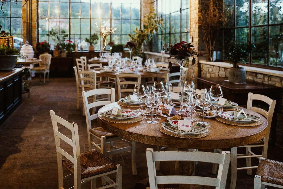 Matrimonio boho-chic da favola nel Monferrato. Fotografo matrimonio Monferrato. Matrimonio a Molare. Agriturismo "A Modo Mio" sala pronta per la cena