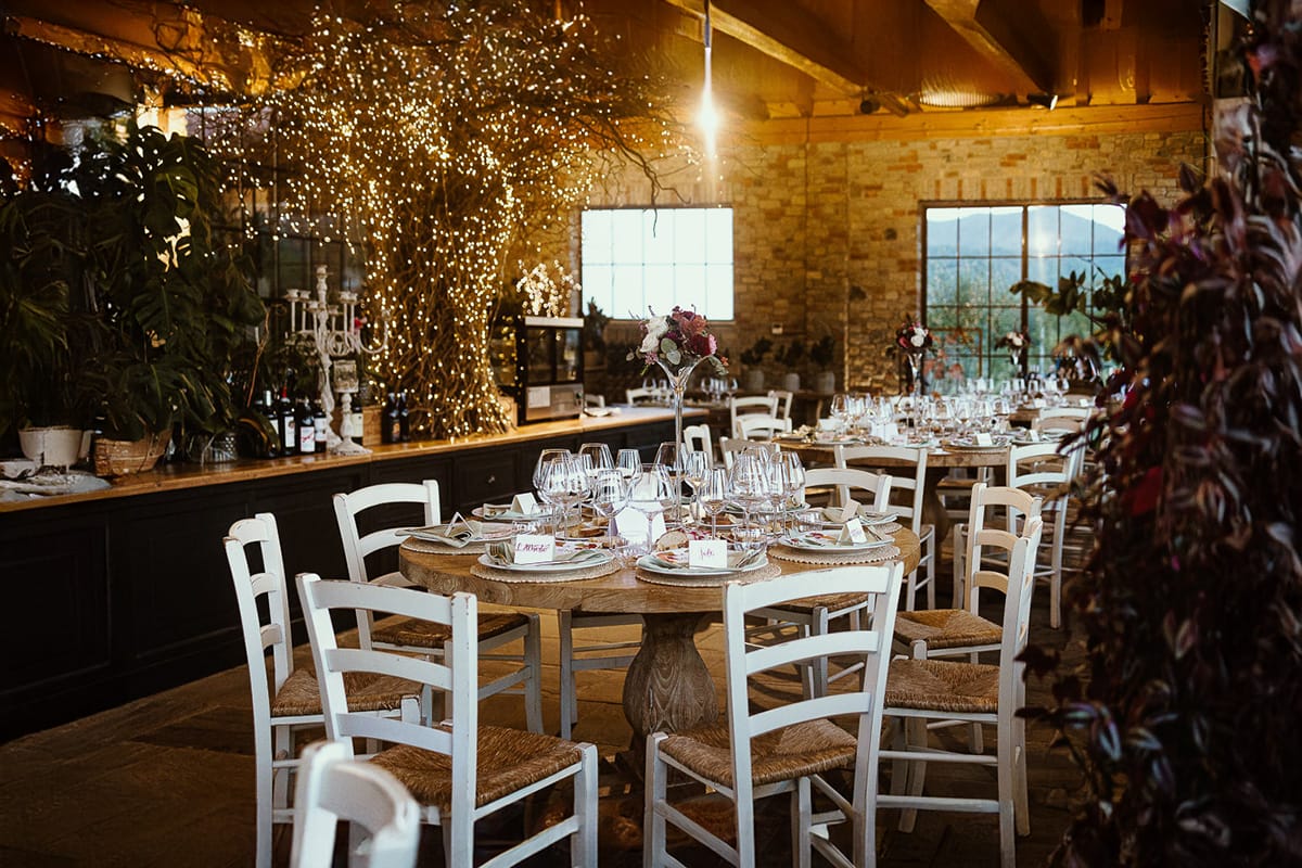 Matrimonio boho-chic da favola nel Monferrato. Fotografo matrimonio Monferrato. Matrimonio a Molare. Agriturismo "A Modo Mio" sala pronta per la cena