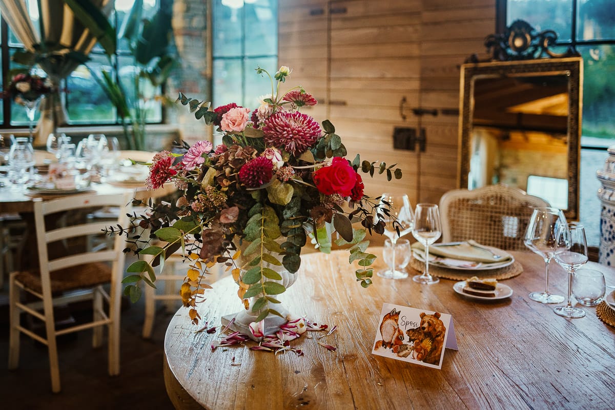 Matrimonio boho-chic da favola nel Monferrato. Fotografo matrimonio Monferrato. Matrimonio a Molare. Agriturismo "A Modo Mio" sala pronta per la cena