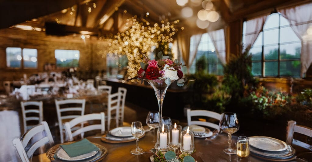 tendenze matrimoni 2025. Fotografo matrimonio Torino. Matrimonio naturale ed ecofriendly nel Monferrato. Dettaglio tavola apparecchiata, fiori e luci bokeh