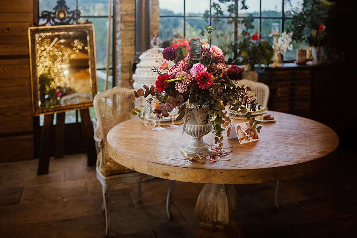 Matrimonio boho-chic da favola nel Monferrato. Fotografo matrimonio Monferrato. Matrimonio a Molare. Agriturismo "A Modo Mio" sala pronta per la cena