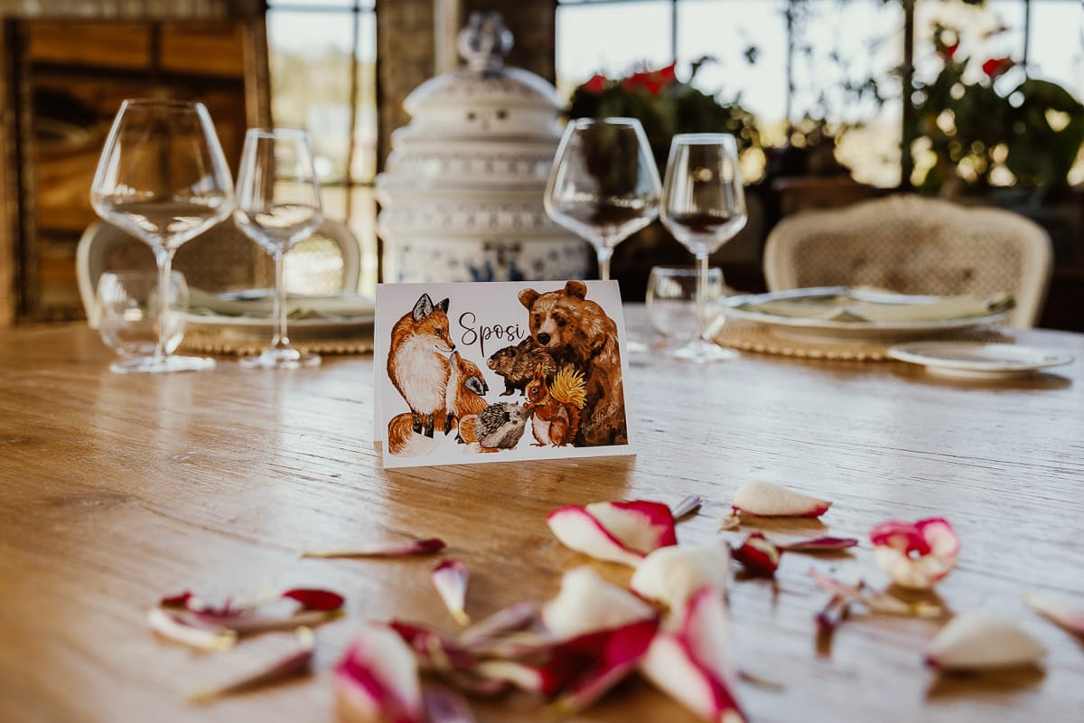Matrimonio boho-chic da favola nel Monferrato. Matrimonio a Molare. Agriturismo "A Modo Mio" Sala ricevimento. Tavolo sposi. segnaposto.