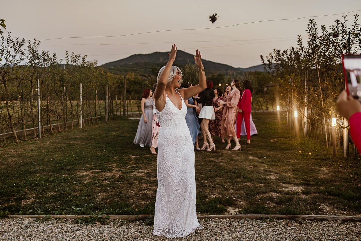 Matrimonio boho-chic da favola nel Monferrato. Fotografo matrimonio Monferrato. Matrimonio a Molare. Agriturismo "A Modo Mio" lancio del bouquet.