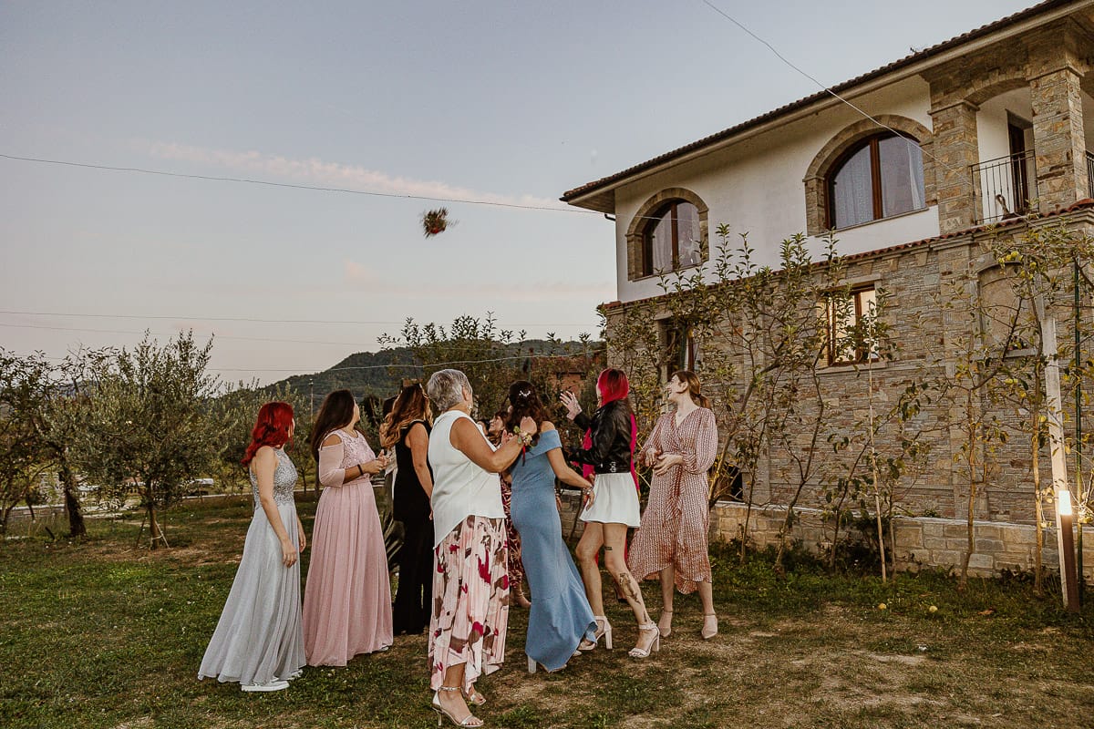 Matrimonio boho-chic da favola nel Monferrato. Fotografo matrimonio Monferrato. Matrimonio a Molare. Agriturismo "A Modo Mio" lancio del bouquet.