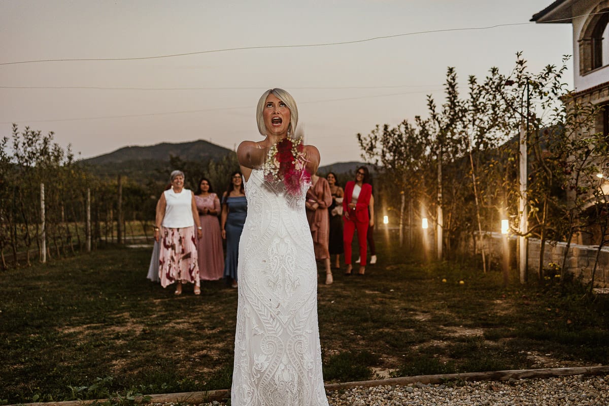Matrimonio boho-chic da favola nel Monferrato. Fotografo matrimonio Monferrato. Matrimonio a Molare. Agriturismo "A Modo Mio" lancio del bouquet.