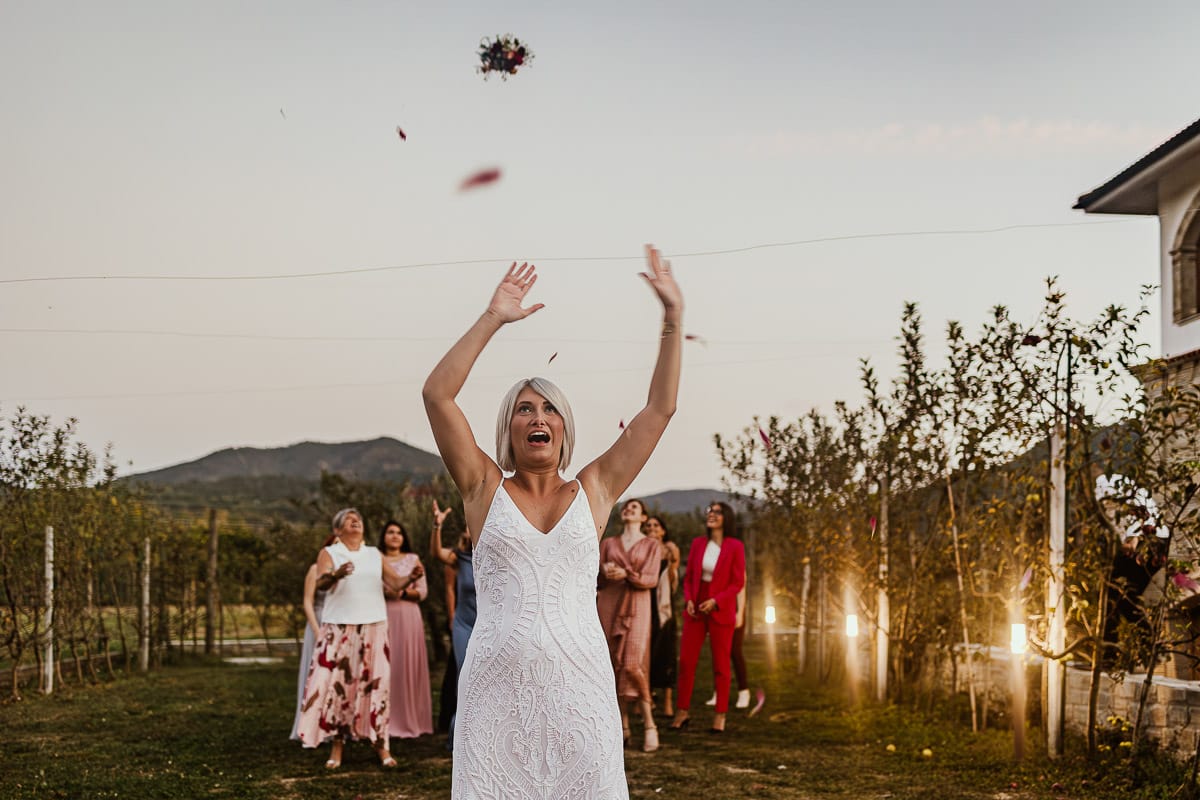 Matrimonio boho-chic da favola nel Monferrato. Fotografo matrimonio Monferrato. Matrimonio a Molare. Agriturismo "A Modo Mio" lancio del bouquet.