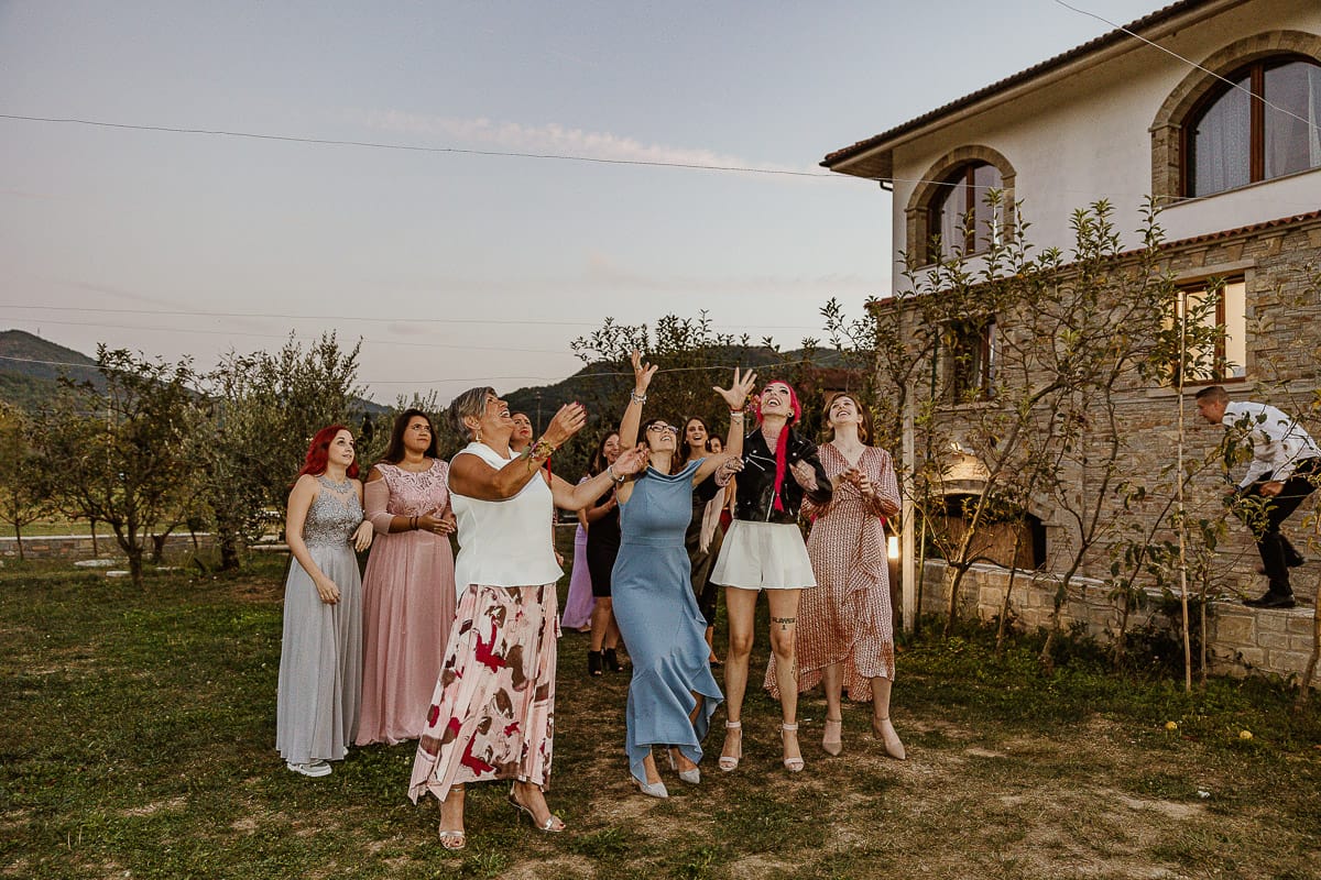 Matrimonio boho-chic da favola nel Monferrato. Fotografo matrimonio Monferrato. Matrimonio a Molare. Agriturismo "A Modo Mio" lancio del bouquet.