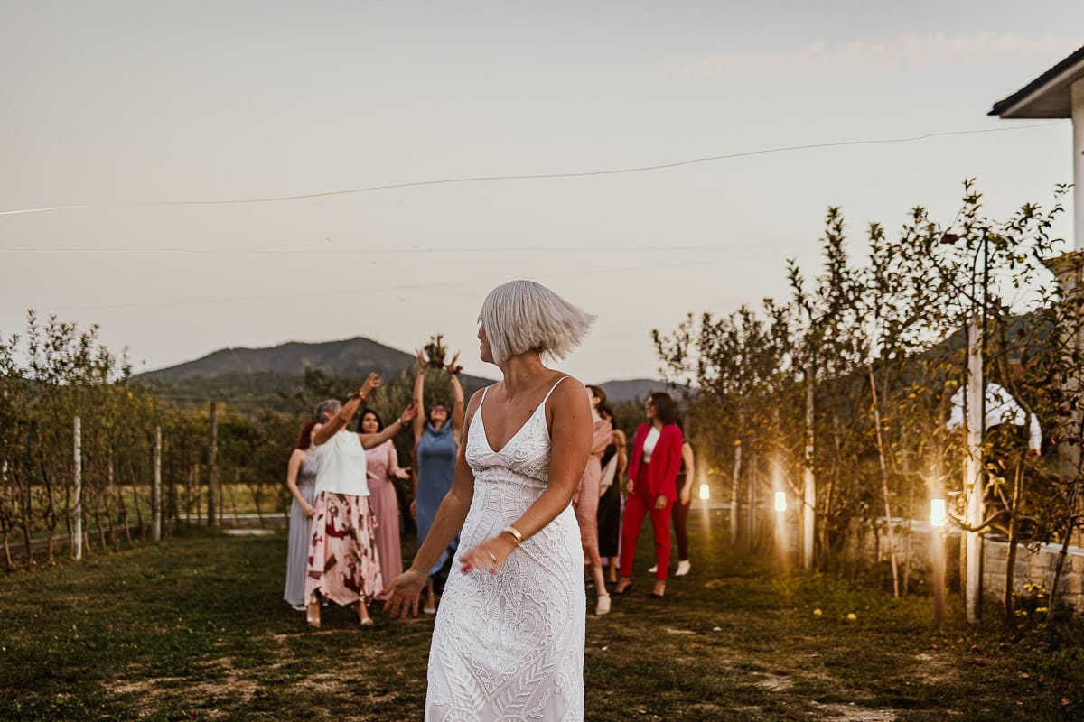 Matrimonio boho-chic da favola nel Monferrato. Fotografo matrimonio Monferrato. Matrimonio a Molare. Agriturismo "A Modo Mio" lancio del bouquet.