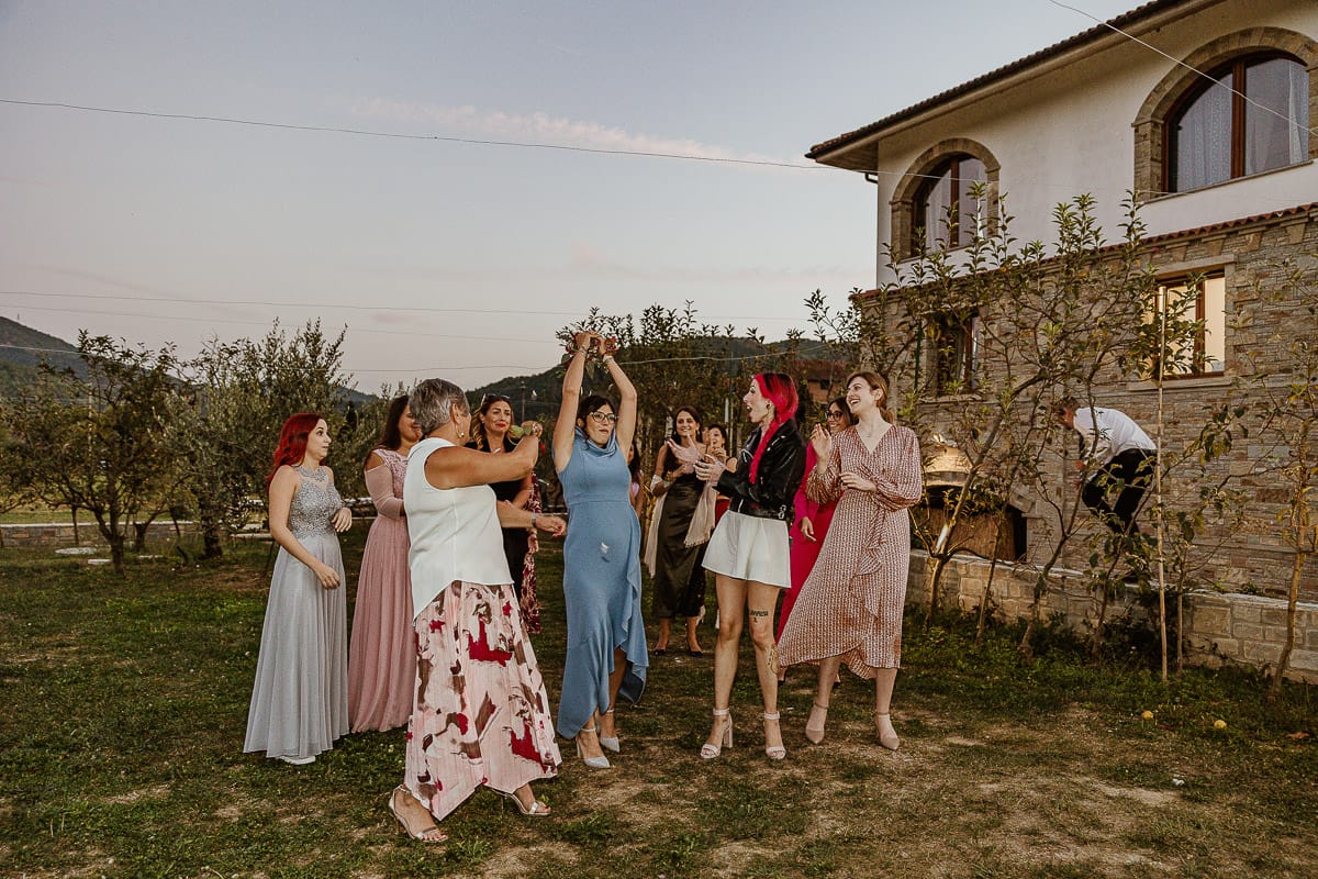 Matrimonio boho-chic da favola nel Monferrato. Fotografo matrimonio Monferrato. Matrimonio a Molare. Agriturismo "A Modo Mio" lancio del bouquet.