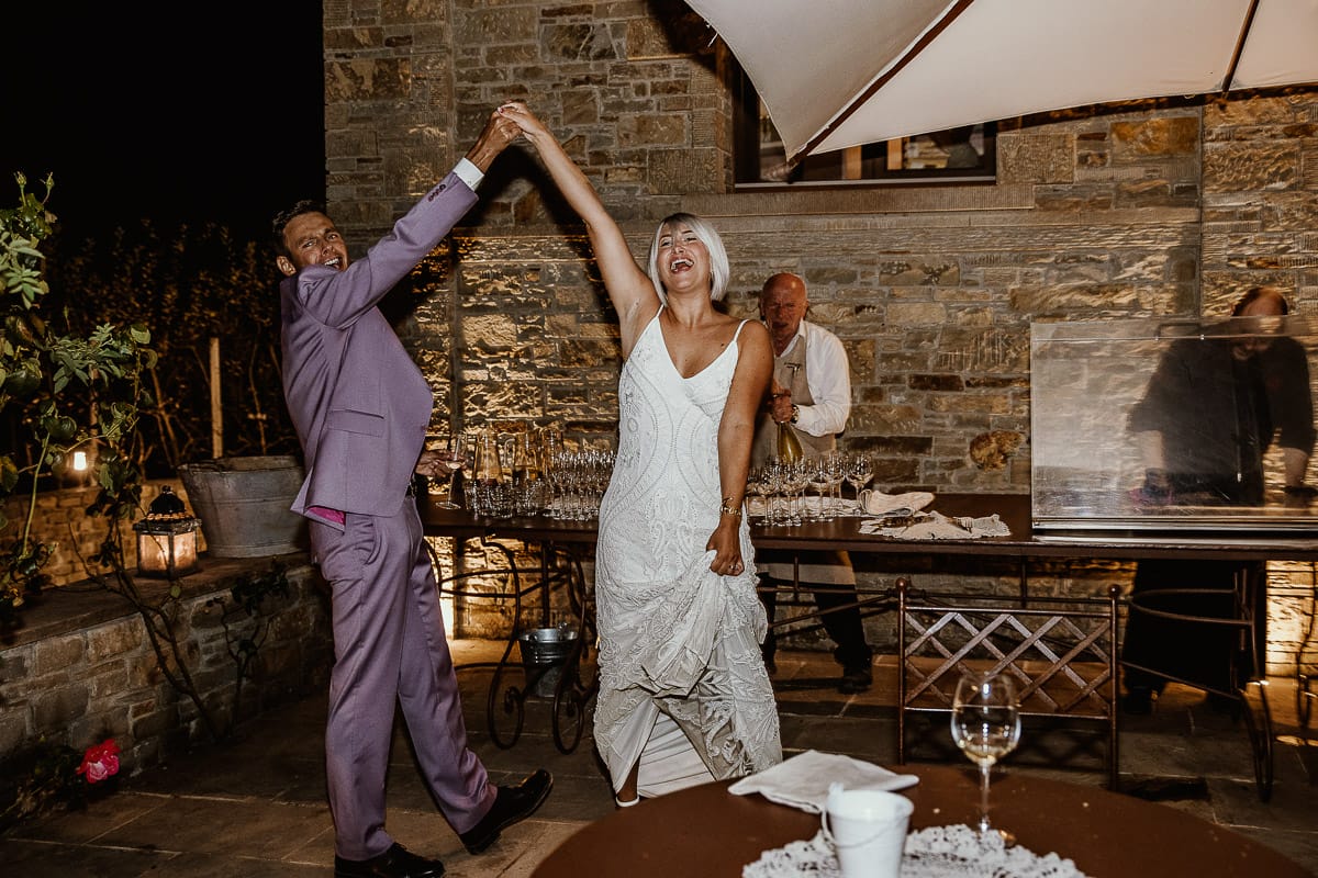 Matrimonio boho-chic da favola nel Monferrato. Fotografo matrimonio Monferrato. Matrimonio a Molare. Agriturismo "A Modo Mio" Aperitivo. Sposi ballano