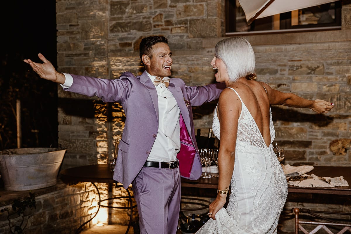 Matrimonio boho-chic da favola nel Monferrato. Fotografo matrimonio Monferrato. Matrimonio a Molare. Agriturismo "A Modo Mio" Aperitivo. Sposi si divertono